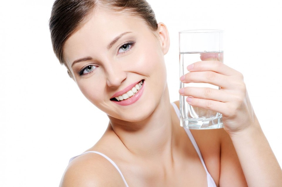 uống nhiều nước giúp hỗ trợ táo bón sau sinh hiệu quả